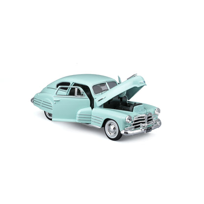 Carro de colección azul claro con capó abierto y detalles metálicos