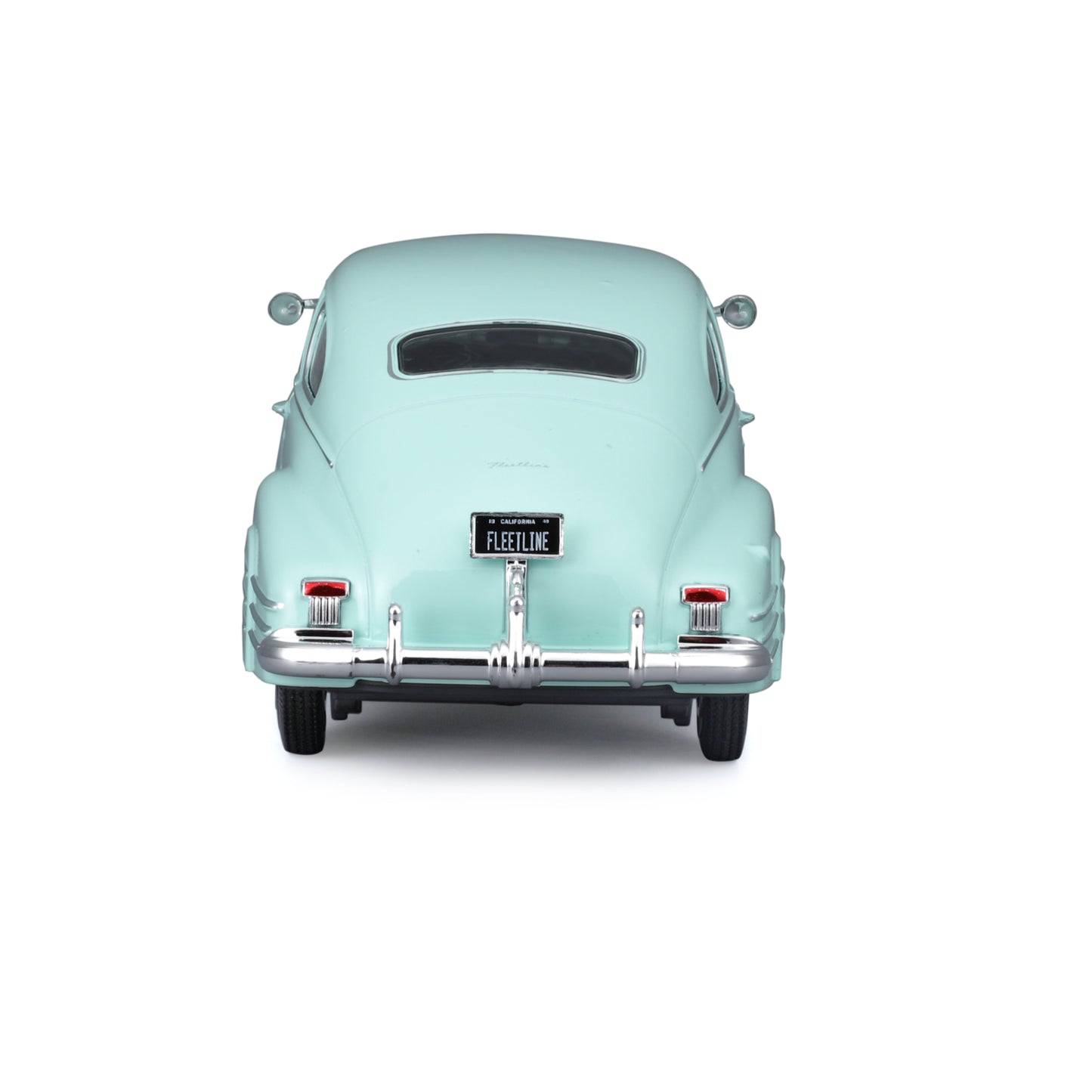 Carro azul claro, vista trasera, modelo Fleetline de Maisto