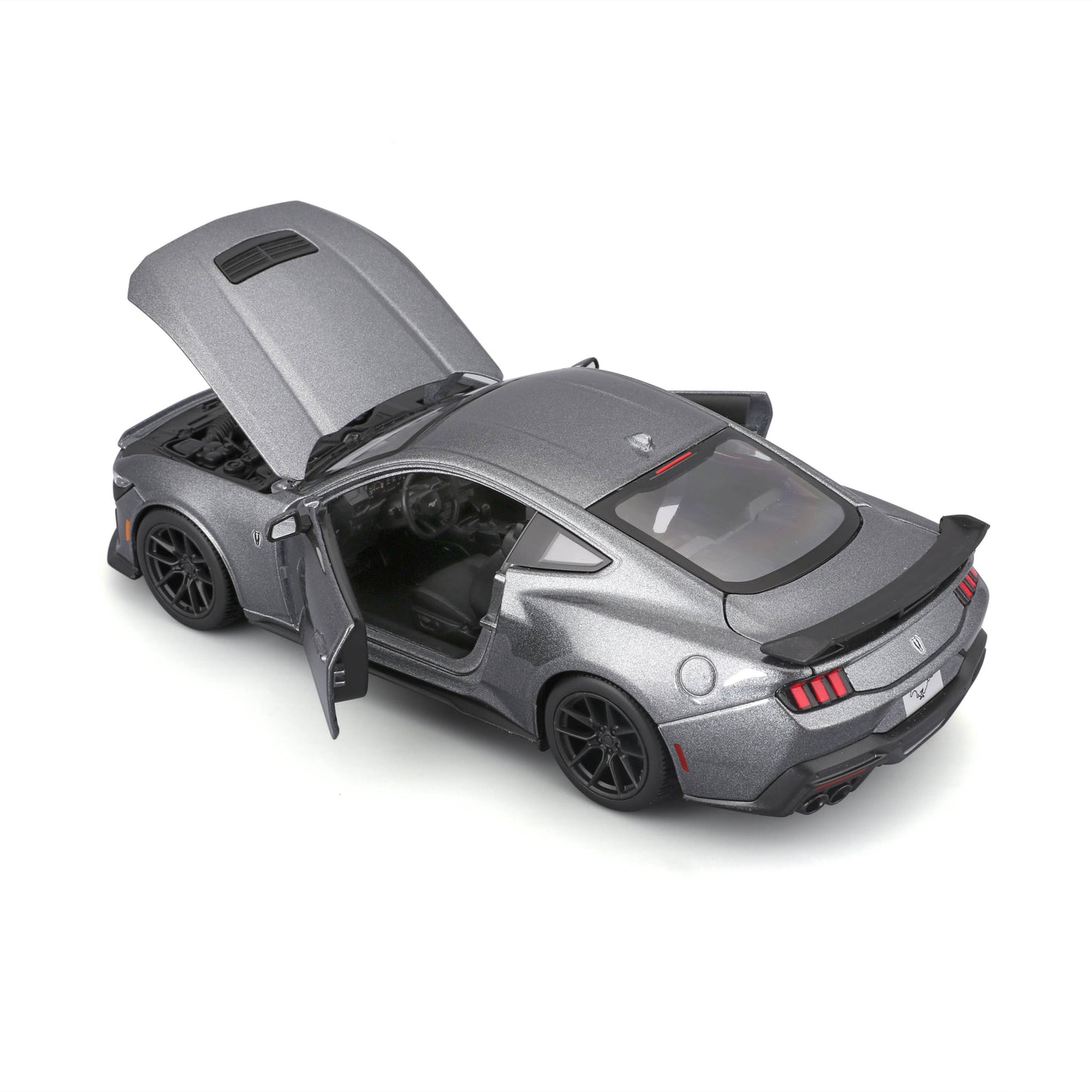 Carro Maisto gris metálico con puertas abiertas y motor visible