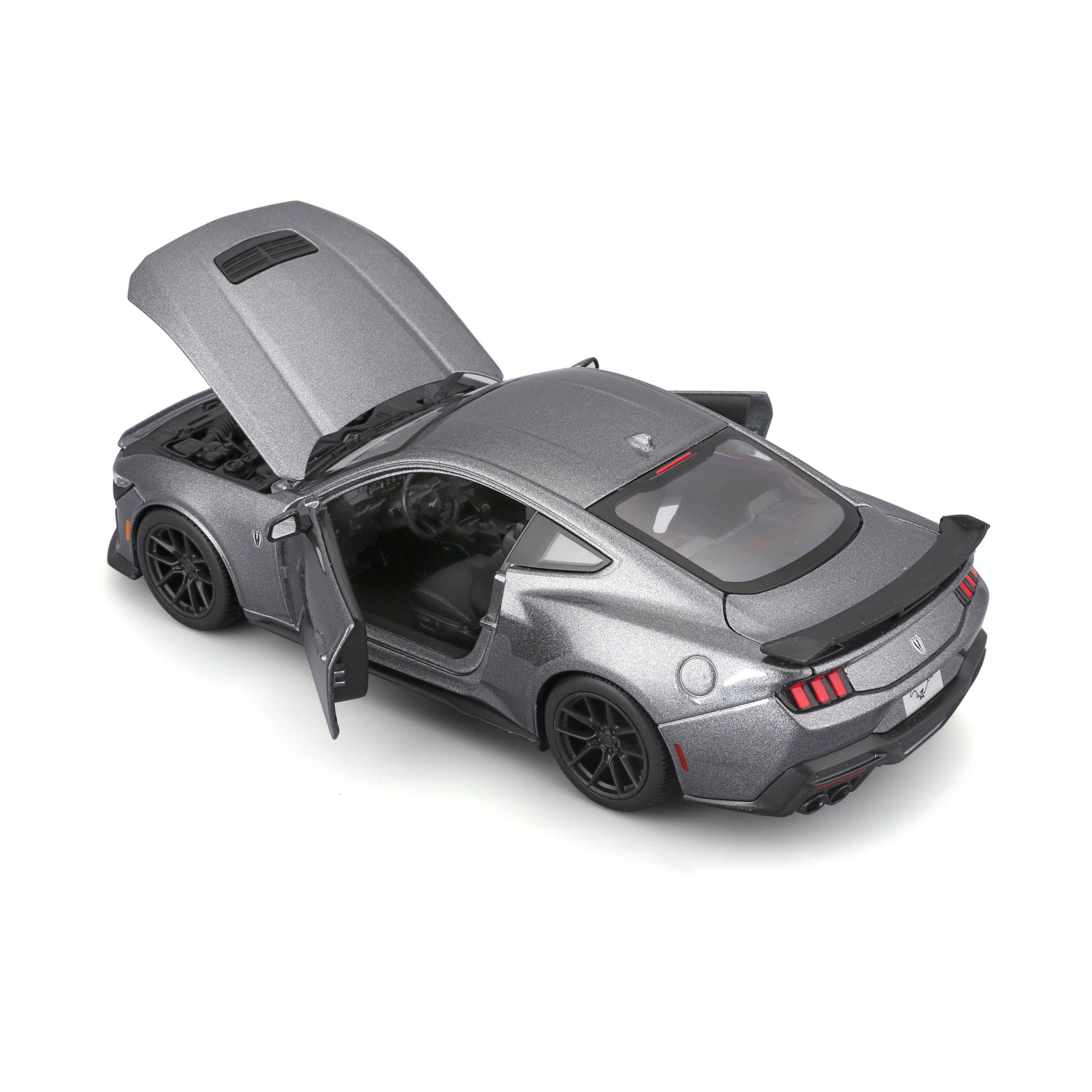 Carro Maisto gris metálico con puertas abiertas y motor visible