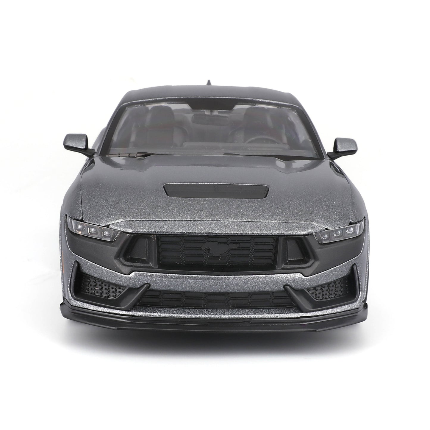 Carro MAISTO gris vista frontal con detalles realistas
