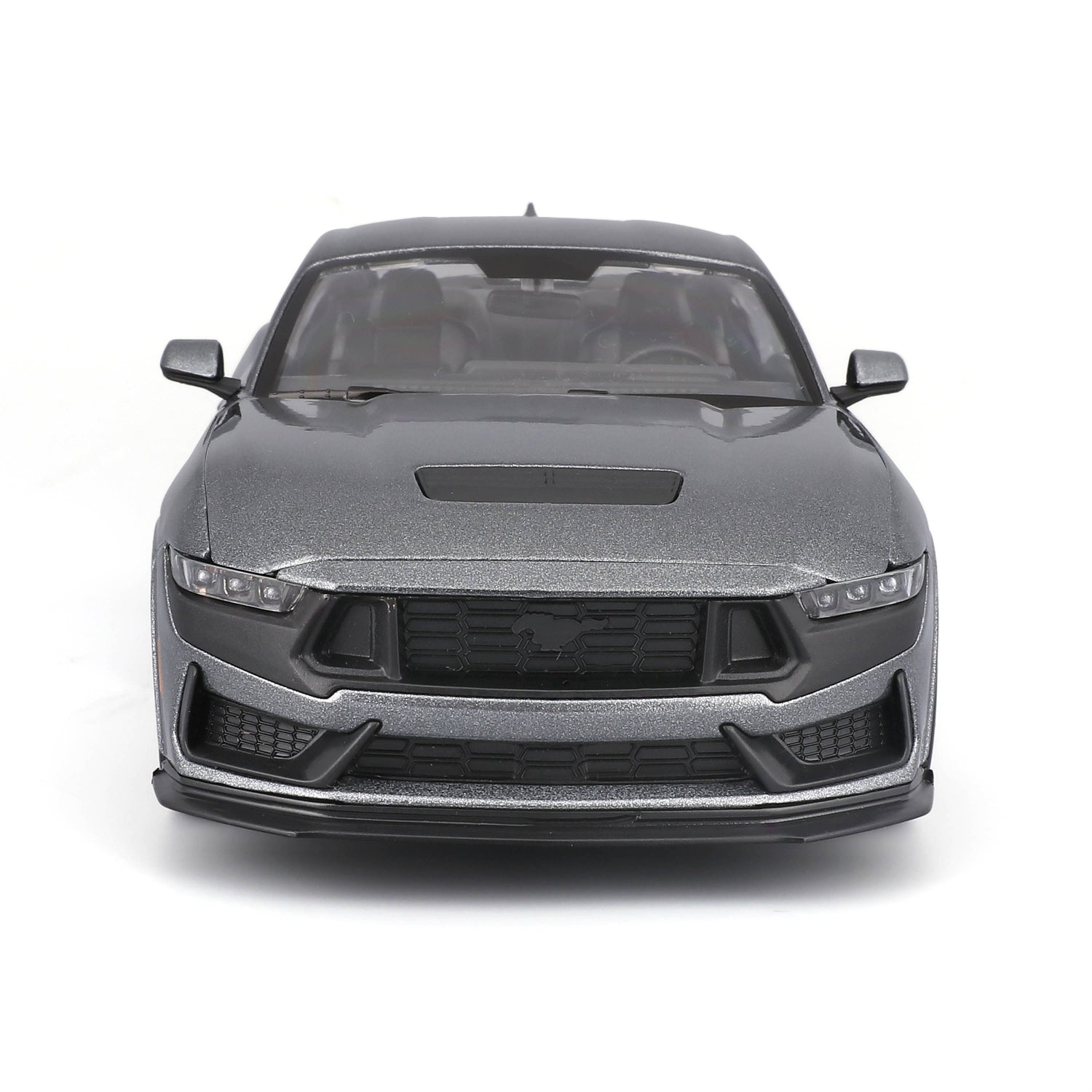 Carro MAISTO gris vista frontal con detalles realistas