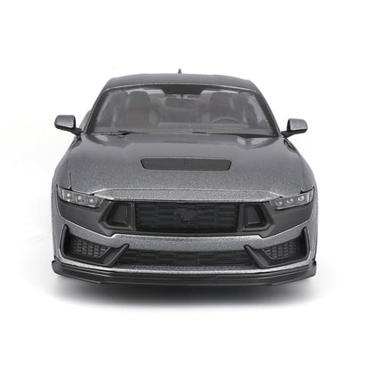 Carro MAISTO gris vista frontal con detalles realistas