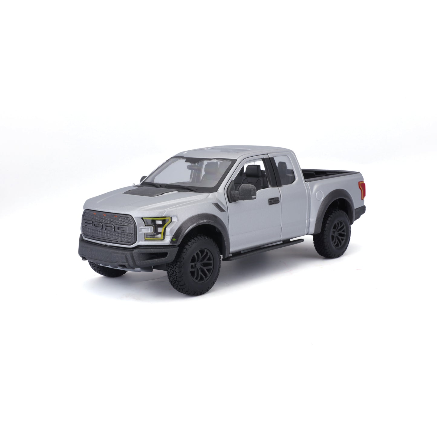 Carro modelo Ford gris visto de frente, con detalles realistas y llantas negras.