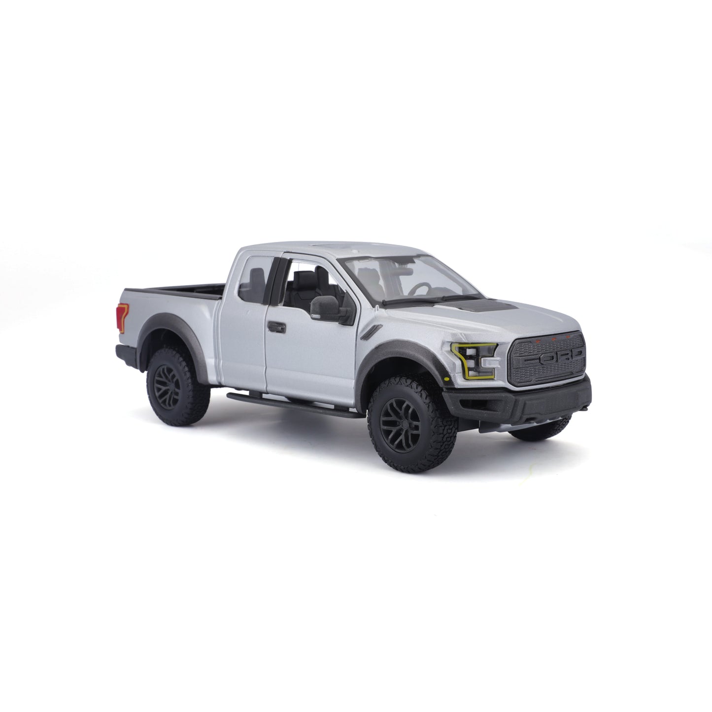 Carro Maisto modelo F-150 plata, vista lateral en ambiente de juguete