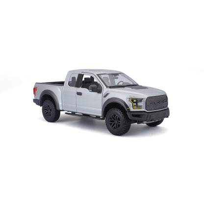 Carro Maisto modelo F-150 plata, vista lateral en ambiente de juguete