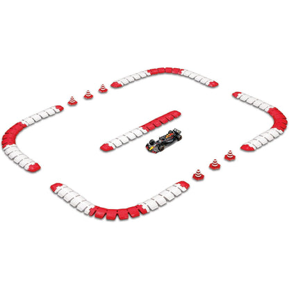 Pista de carreras modelo Formula con coche negro, vista frontal y señalización