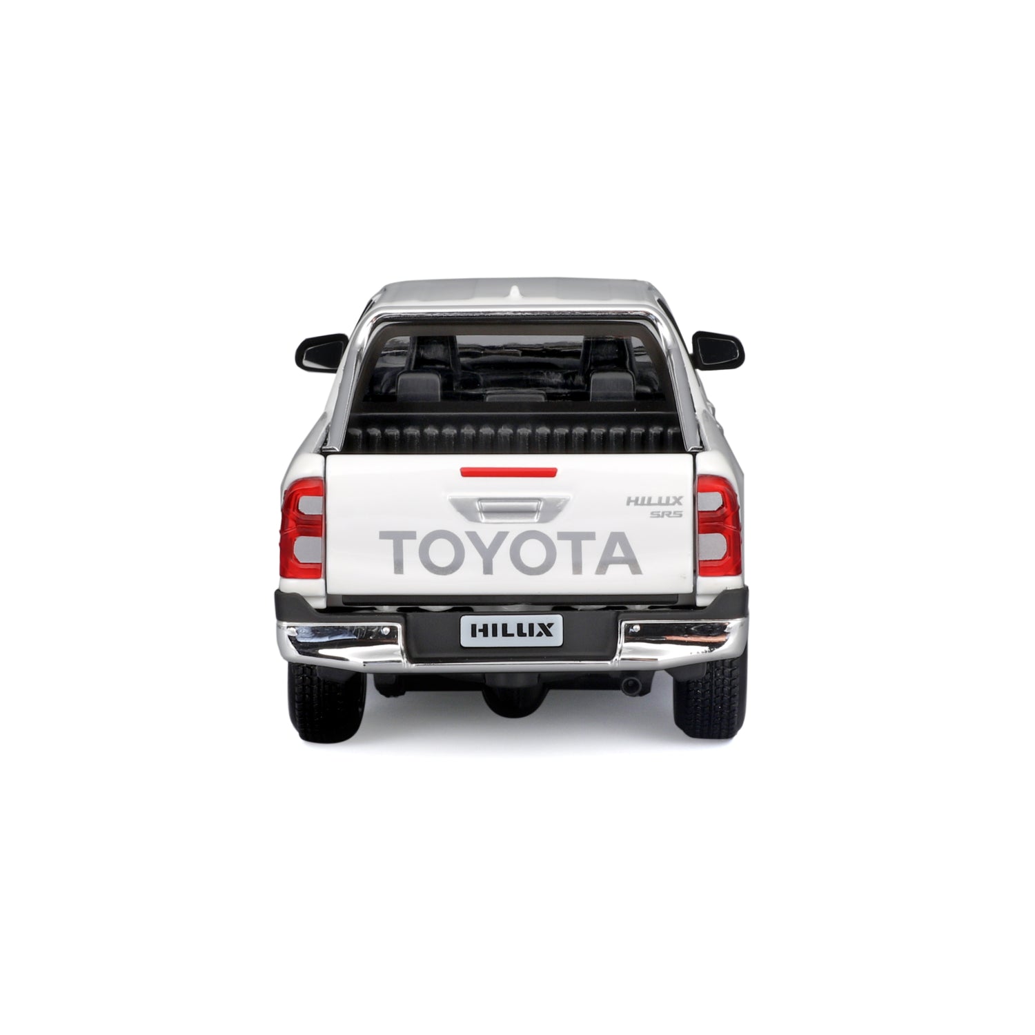 Modelo Toyota Hilux en color blanco, vista trasera con detalles en el maletero