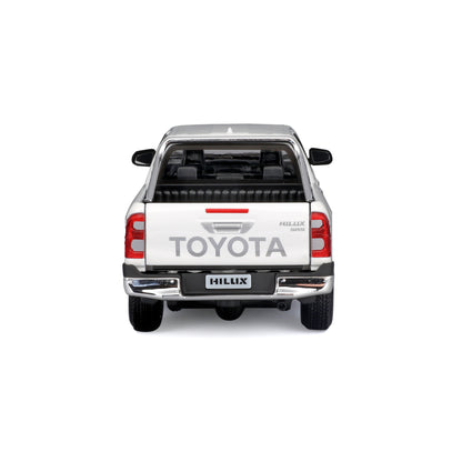 Modelo Toyota Hilux en color blanco, vista trasera con detalles en el maletero