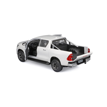 Maisto Hilux modelo blanco, vista trasera, con puertas abiertas e interior detallado