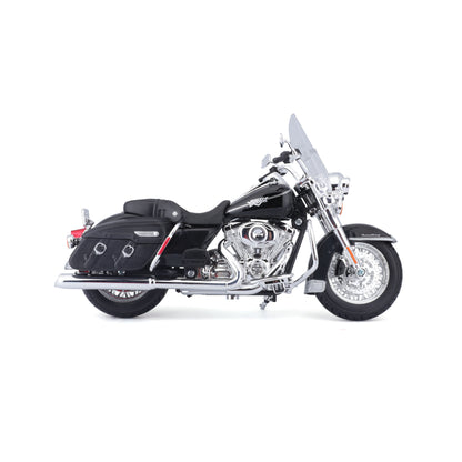 Moto negra Maisto vista lateral, detalles cromados y maletas laterales
