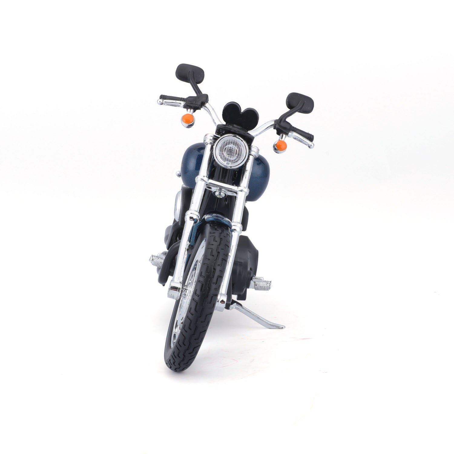 Motocicleta Maisto negra, vista frontal, modelo detallado y realista
