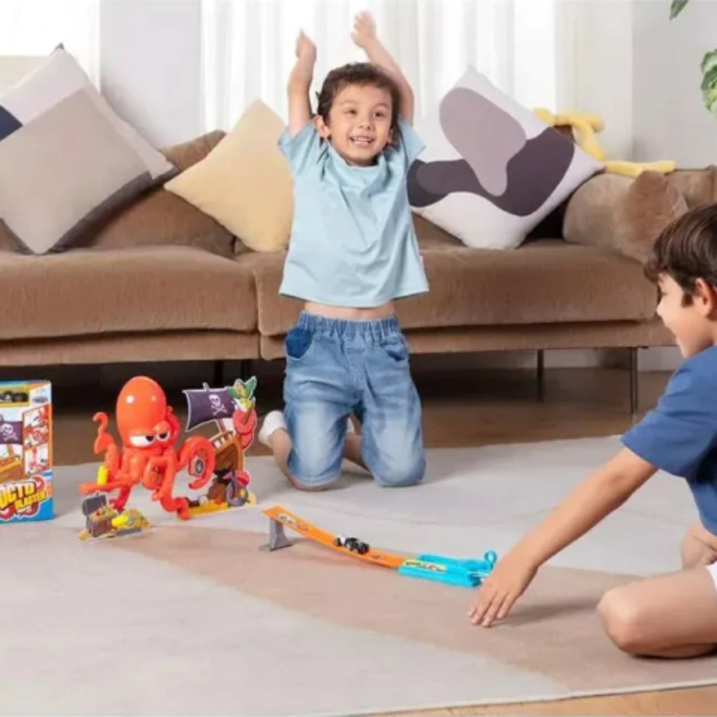 Pista colorida de juguete, niños jugando en sala, diversión y emoción