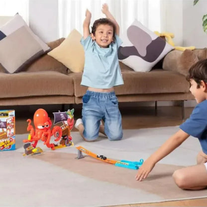 Pista colorida de juguete, niños jugando en sala, diversión y emoción