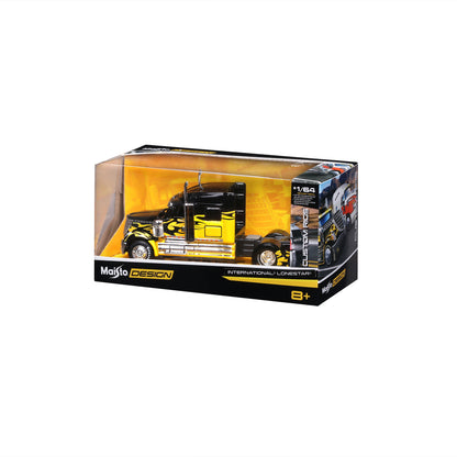 Camión Maisto modelo negro y amarillo, vista lateral con tráiler en caja de exhibición