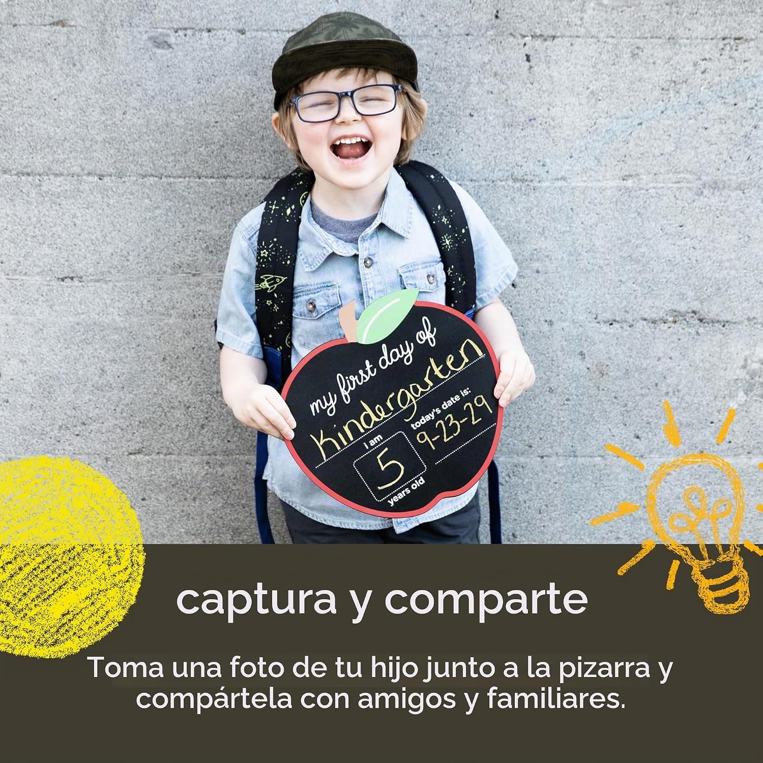 Pizarra negra con manzana roja, niño sonriente en su primer día de jardín