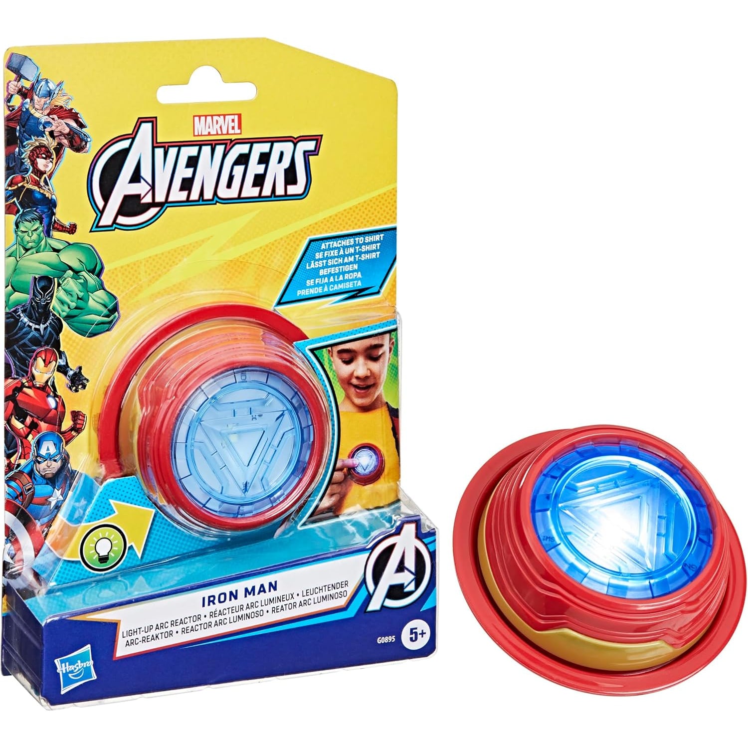 Juguete Iron Man de Hasbro, color rojo y azul, vista frontal en empaque con niño jugando