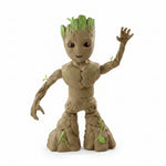 Figura Groot de Hasbro en color marrón con hojas verdes, vista frontal y divertida pose
