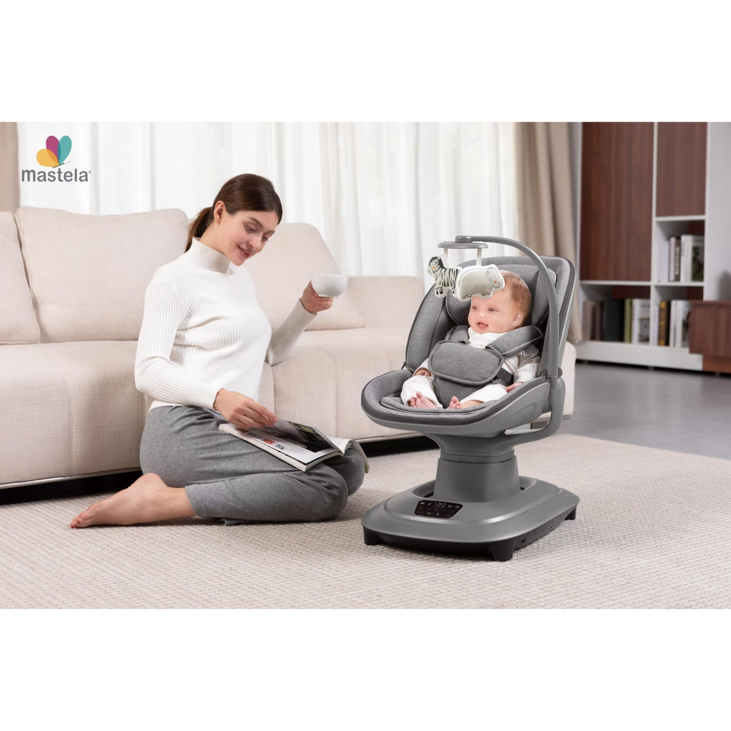 Mecedora gris de KIDILO con bebé, madre disfrutando en sala moderna