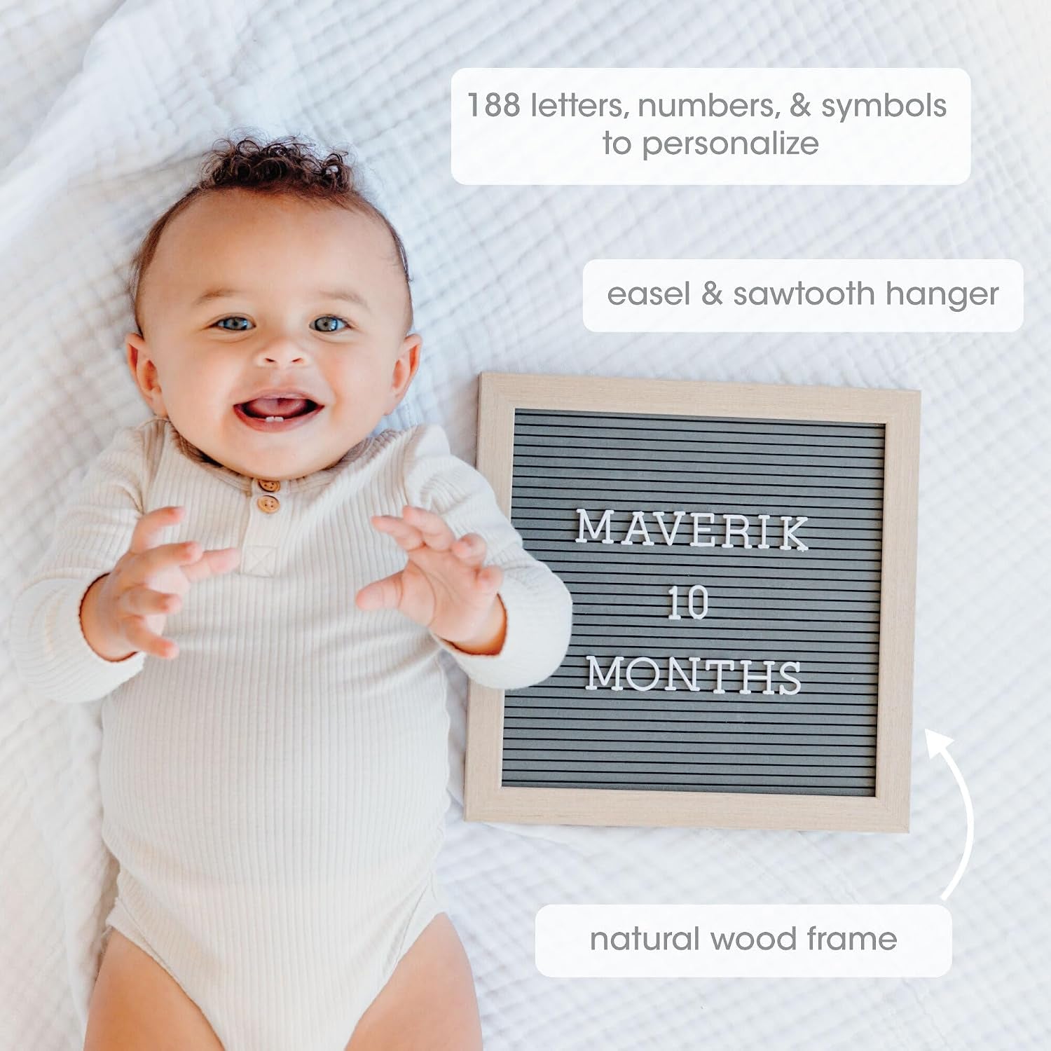 Marco de madera natural con letras y números, bebé jugando, 10 meses