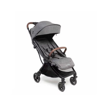 Coche Maxicosi gris con capota, vistas en ángulo, ideal para paseos en la ciudad