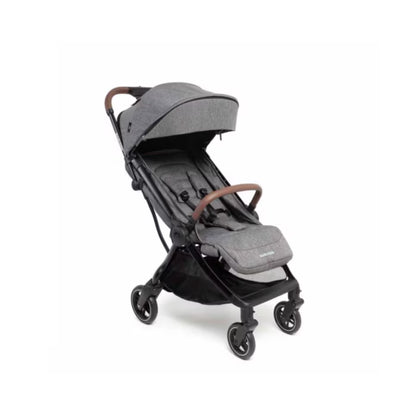 Coche Maxicosi gris con capota, vistas en ángulo, ideal para paseos en la ciudad