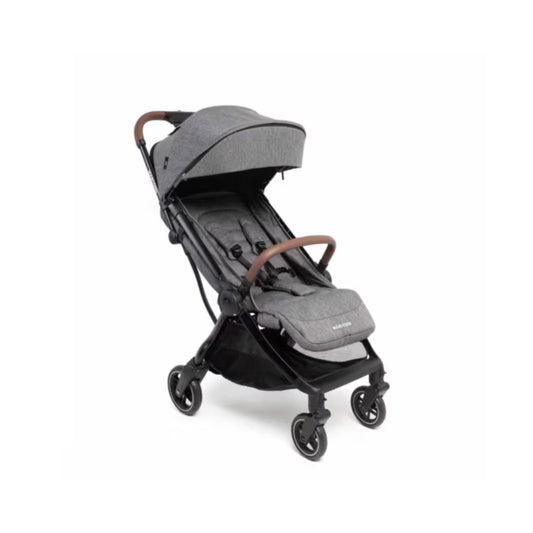 Coche Maxicosi gris con capota, vistas en ángulo, ideal para paseos en la ciudad