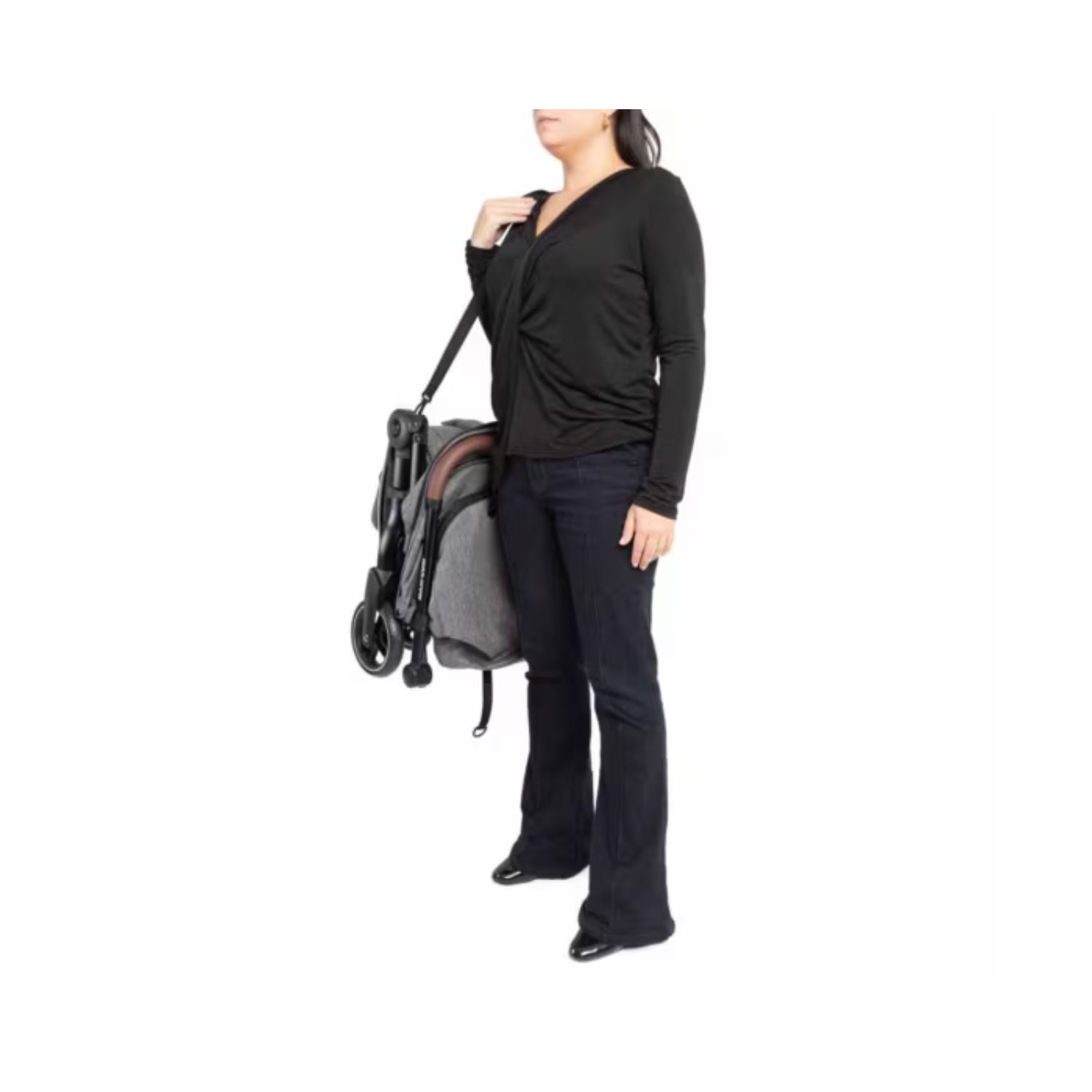 Coche compacto MAXI COSI negro, portátil, siendo llevado por una mujer