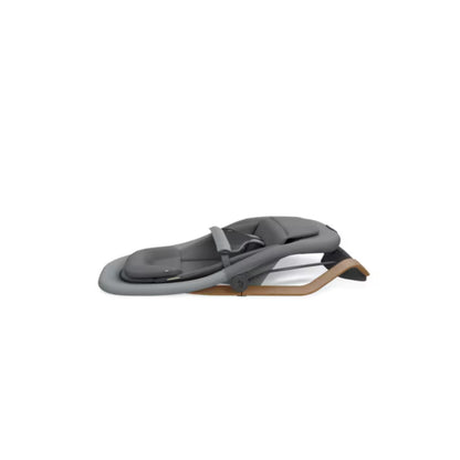Mecedora gris de MAXI COSI, vista lateral, ideal para descansar en casa