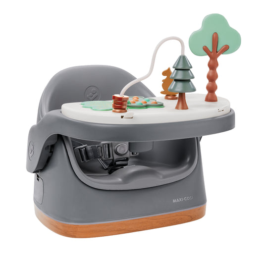 Silla gris MAXI COSI con bandeja y juguetes para bebés, vista lateral