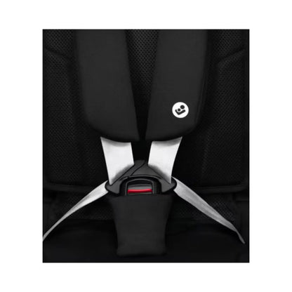 Silla de auto MAXI COSI negra, vista de los cinturones de seguridad, interior del vehículo