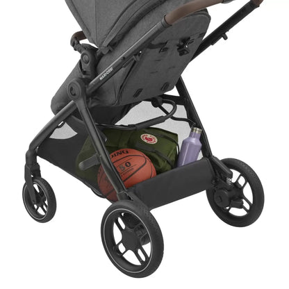 Coche Maxi Cosi gris con canasta inferior, ideal para paseos y actividades al aire libre