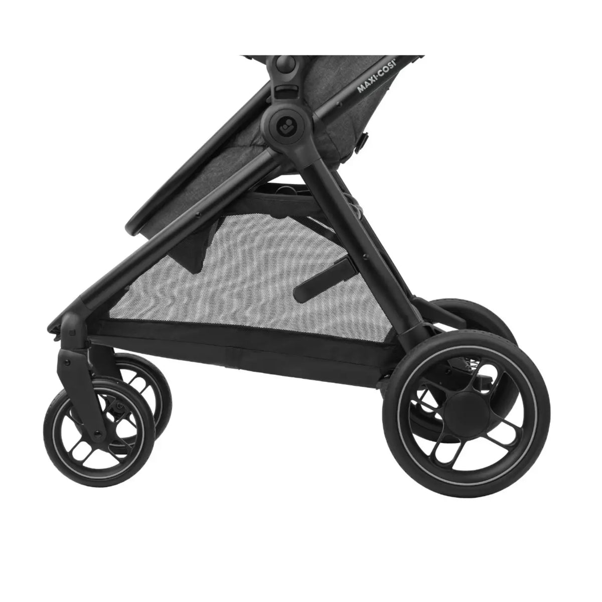 Coche MAXI COSI negro, vista lateral, con diseño moderno y ruedas funcionales