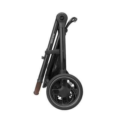 Cochecito MAXI COSI negro plegado, vista lateral para fácil almacenamiento