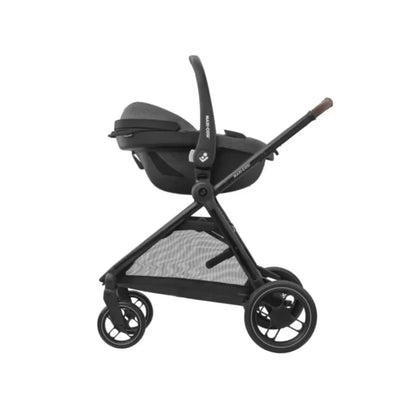 Coche negro de MAXI COSI, vista lateral con asiento elevado para bebés