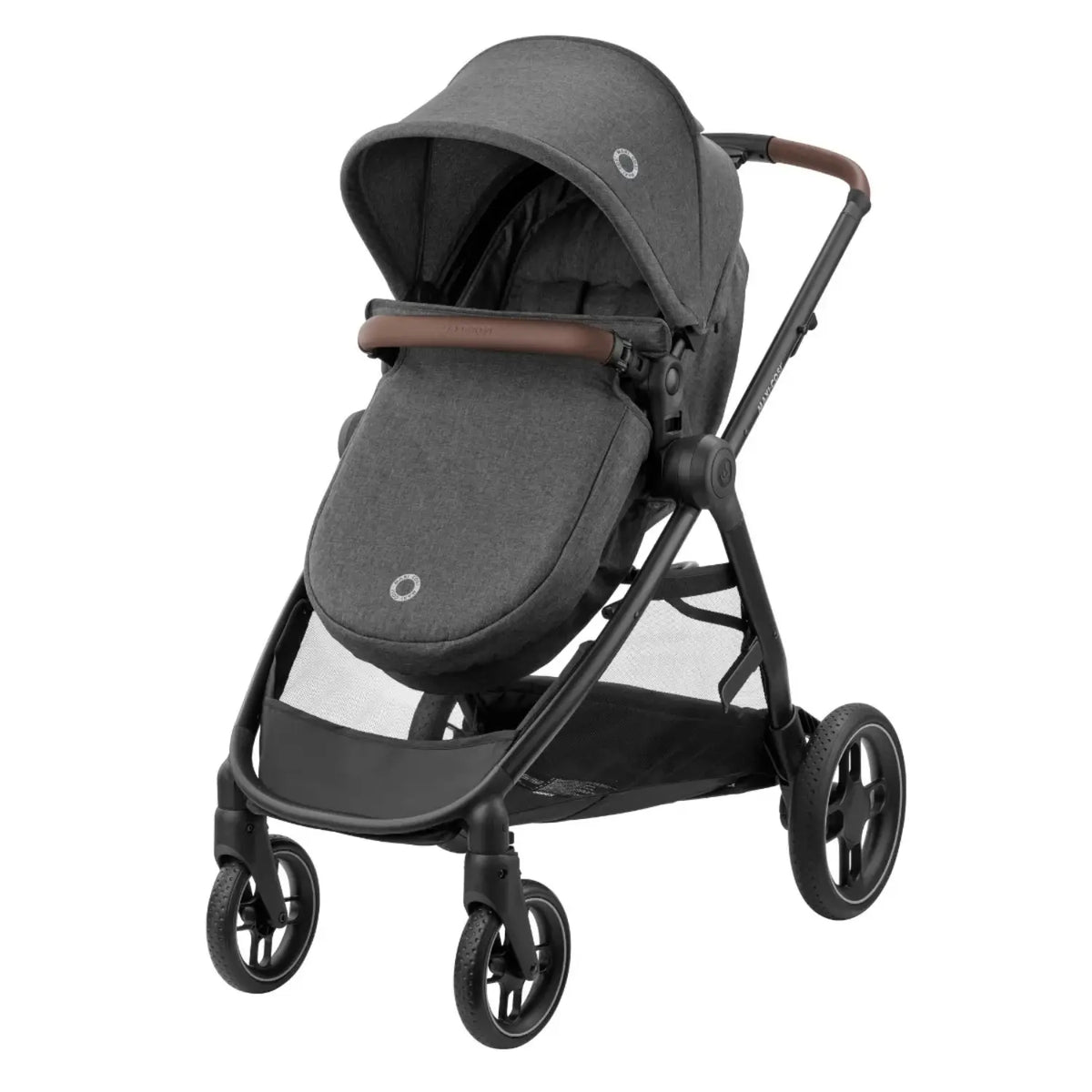 Coche Maxi Cosi gris de paseo, vista frontal en parque