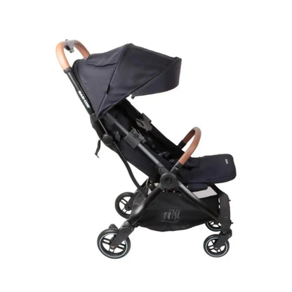 Coche Maxi Cosi negro lateral, diseño elegante y práctico para paseos