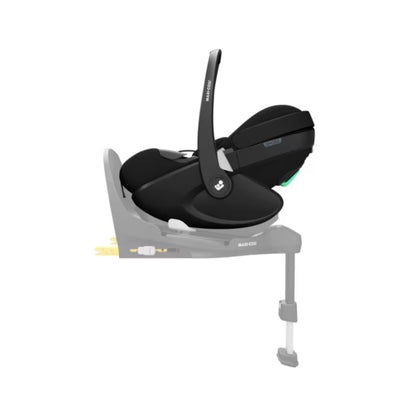 Silla negra MAXI COSI en base, vista lateral para instalación segura