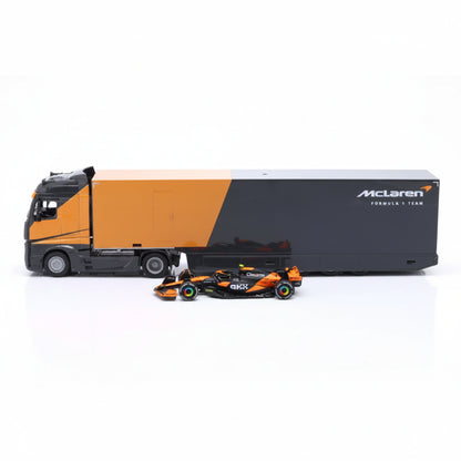 Camión de equipo F1 McLaren naranja con auto de carreras de modelo detallado