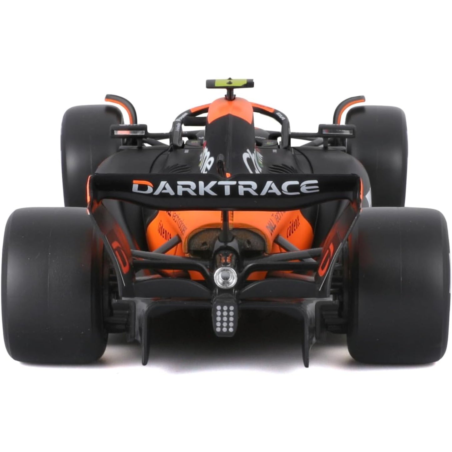 Maisto coche de carrera negro y naranja, vista trasera, modelo detallado