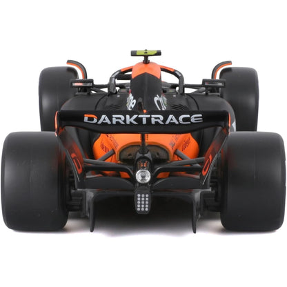 Maisto coche de carrera negro y naranja, vista trasera, modelo detallado