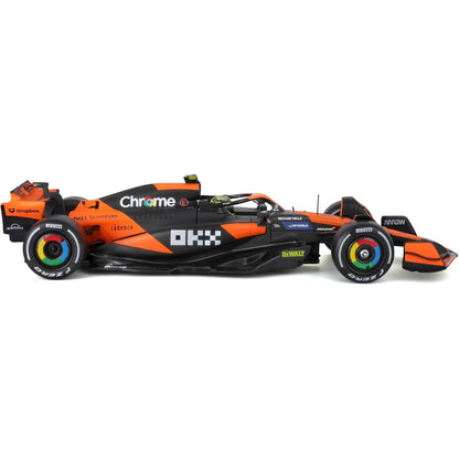 Modelo de coche de carreras Maisto, color negro y naranja, vista lateral