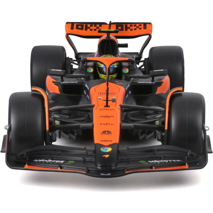 Maisto modelo de auto de carreras naranja vista frontal en el circuito