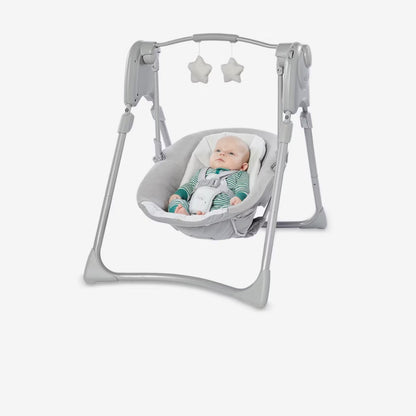 Mecedora GRACO color gris, vista lateral con muñecos colgantes y bebé dentro