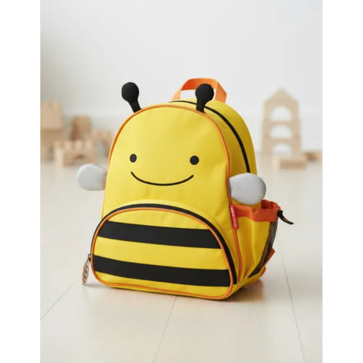mochila infantil amarilla con diseño de abeja, vista frontal, ideal para niños pequeños