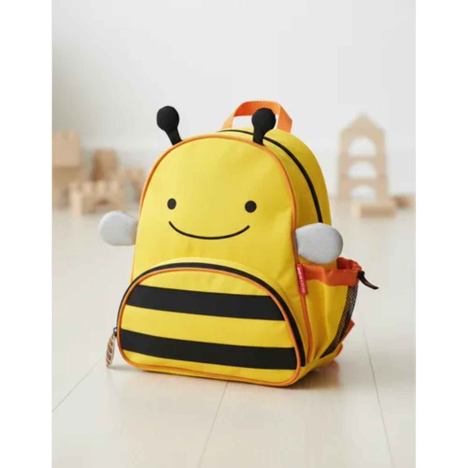 mochila infantil amarilla con diseño de abeja, vista frontal, ideal para niños pequeños