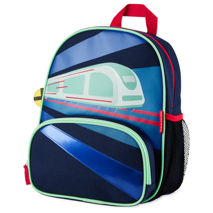 mochila infantil azul con diseño de tren, vista lateral y fondo colorido