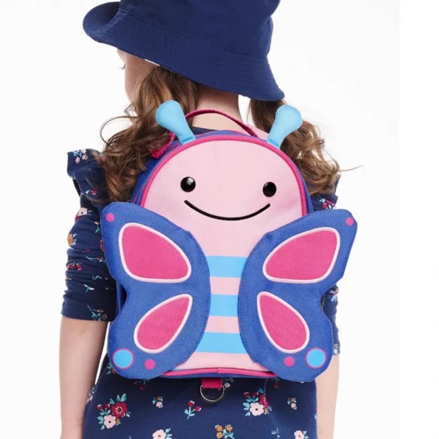 Mochila infantil mariposa rosa y azul, vista trasera en uso
