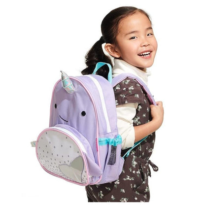 Mochila infantil Skip Hop color lila, vista lateral con diseño de unicornio en uso