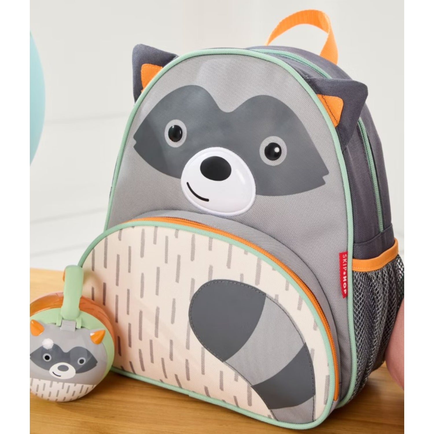 mochila infantil gris con zorro, frontal con detalles divertidos